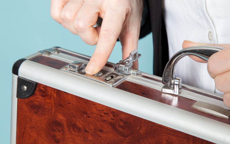 https://www.luckycasefactory.com/blog/is-an-aluminum-briefcase-safe-for-business-travel/