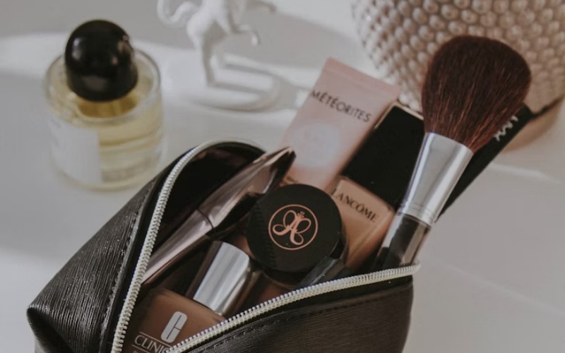 https://www.luckycasefactory.com/blog/makeup-bags-with-led-mirrors-the-perfect-blend-of-function-and-style/
