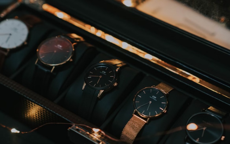 https://www.luckycasefactory.com/blog/how-to-organize-your-watches-with-a-multi-slot-aluminum-watch-case/