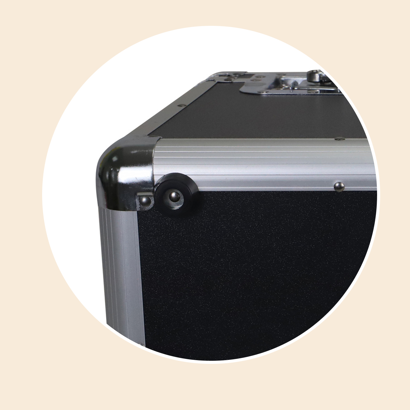 https://www.luckycasefactory.com/aluminum-microphone-case-with-compartment-product/