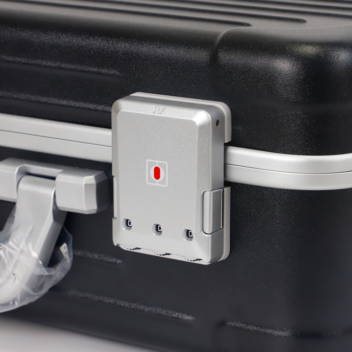 https://www.luckycasefactory.com/black-abs-makeup-case-with-touch-led-mirror-product/