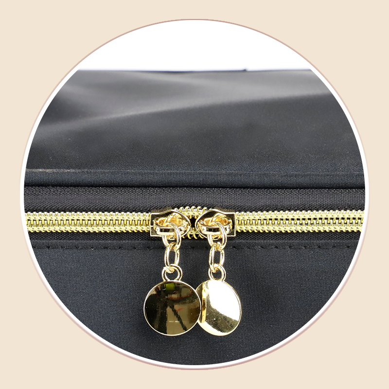 https://www.luckycasefactory.com/portable-double-layer-oxford-makeup-bag-with-trolley-sleeve-for-nail-art-service-product/