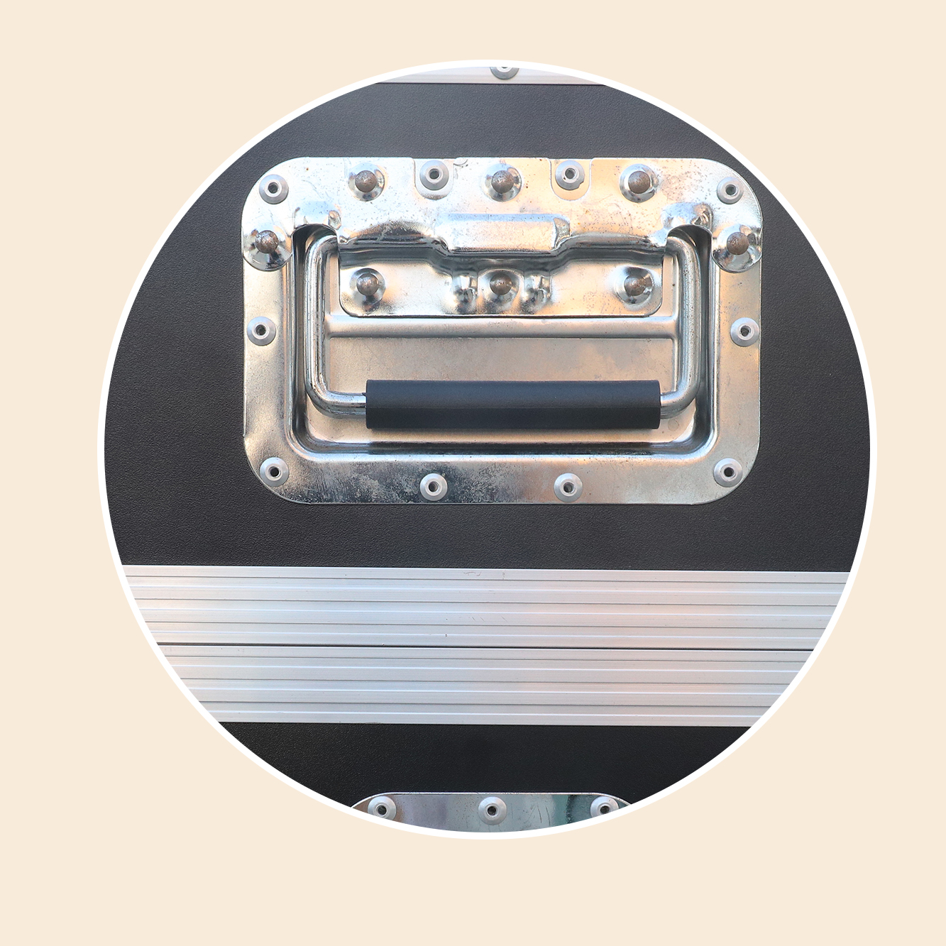 https://www.luckycasefactory.com/high-quality-aluminum-flight-cases-with-superior-shock-absorption-product/