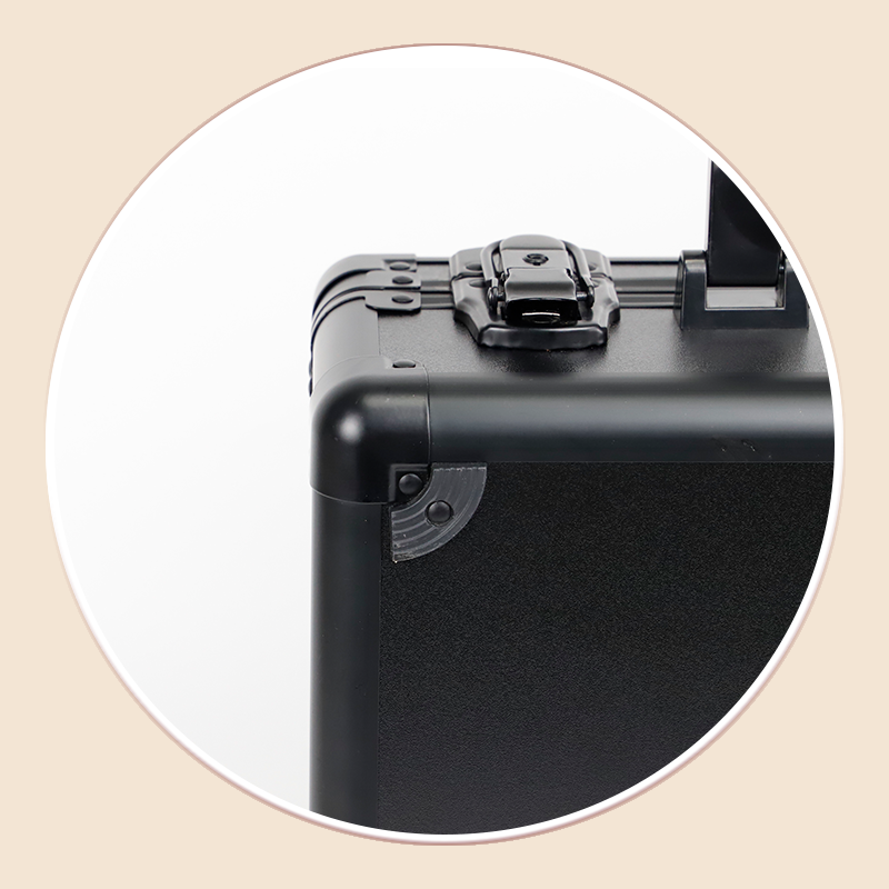 https://www.luckycasefactory.com/custom-aluminum-case-with-eva-foam-and-dual-layer-storage-for-clothes-gifts-product/