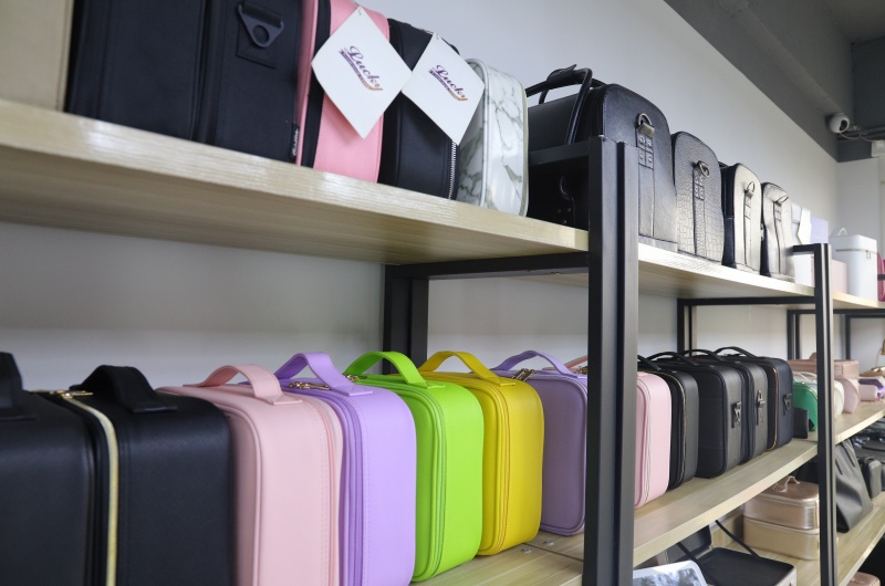 https://www.luckycasefactory.com/blog/top-5-custom-makeup-bag-manufacturers-in-2026/