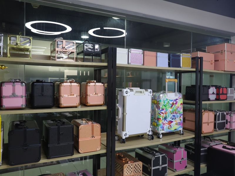 https://www.luckycasefactory.com/blog/makeup-case-with-lights-features-and-design-considerations/