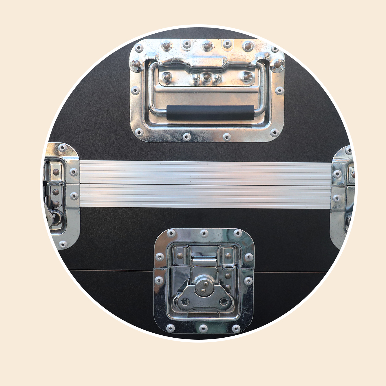 https://www.luckycasefactory.com/high-quality-aluminum-flight-cases-with-superior-shock-absorption-product/