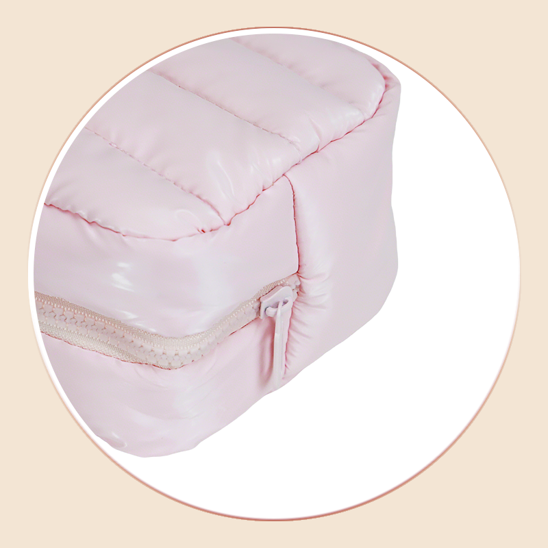 https://www.luckycasefactory.com/custom-makeup-bag-with-large-capacity-and-waterproof-polyester-surface-product/