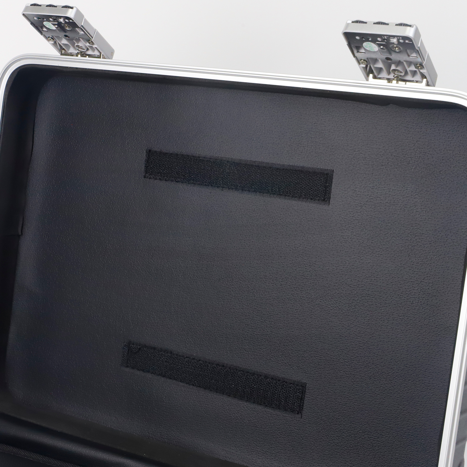 https://www.luckycasefactory.com/black-abs-makeup-case-with-touch-led-mirror-product/