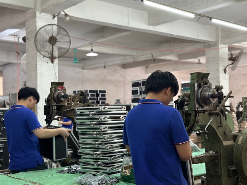 https://www.luckycasefactory.com/blog/behind-the-scenes-how-private-label-case-manufacturing-works-for-global-brands/