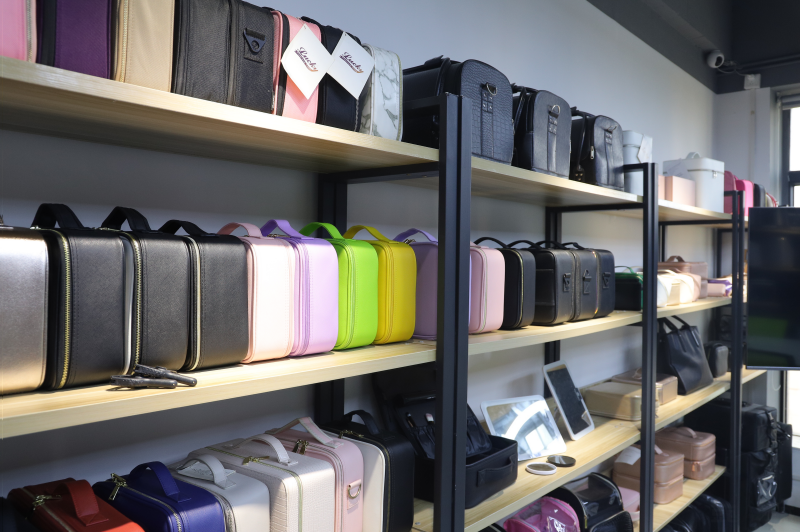 https://www.luckycasefactory.com/blog/top-5-custom-makeup-bag-manufacturers-compared-a-b2b-buyers-guide/