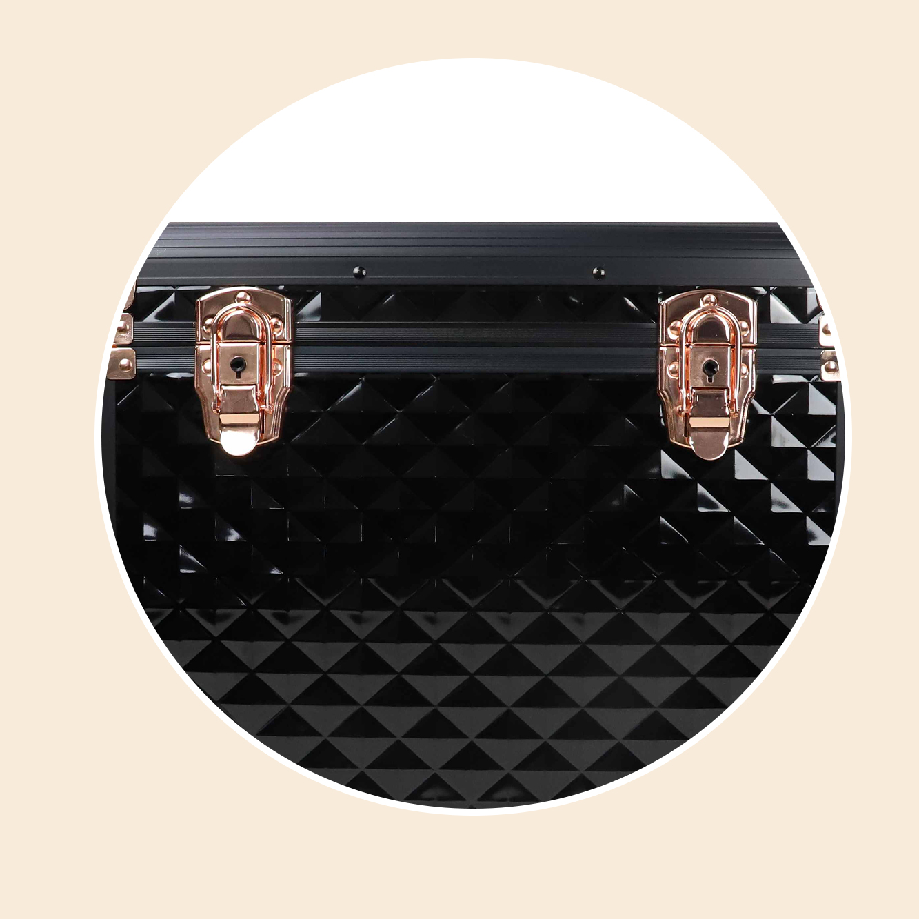 https://www.luckycasefactory.com/portable-black-horse-grooming-case-with-compartments-product/